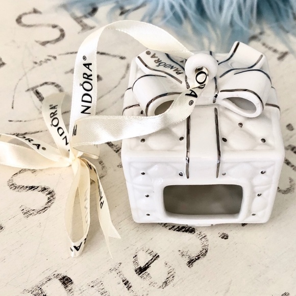 PANDORA, 2016, Porcelain, White And Silver, Quilted, Christmas Present, Ornament - Picture 3 of 16